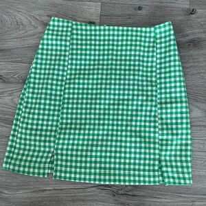 Green checked mini skirt women’s. Size 5 (fits me size is adult 4)
